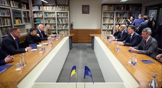 [서울=뉴시스] 볼로디미르 젤렌스키 대통령은 2일 리투아니아의 수도 빌니우스에서 열린 부쿠레슈티 나인(B9) 및 북유럽 국가들의 정상회의에서 마르크 뤼터 NATO 사무총장 등과 만나고 있다.(출처: 젤렌스키 대통령 X) 2025.06.03. *재판매 및 DB 금지