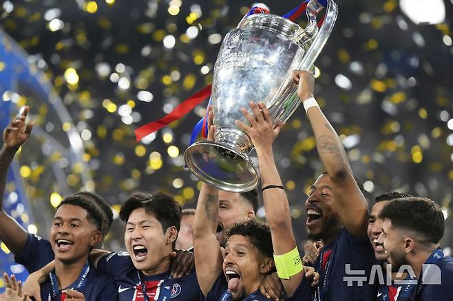 [뮌헨=AP/뉴시스] 프랑스 프로축구 리그앙 파리 생제르맹(PSG)의 이강인과 선수단. 2025.05.31.