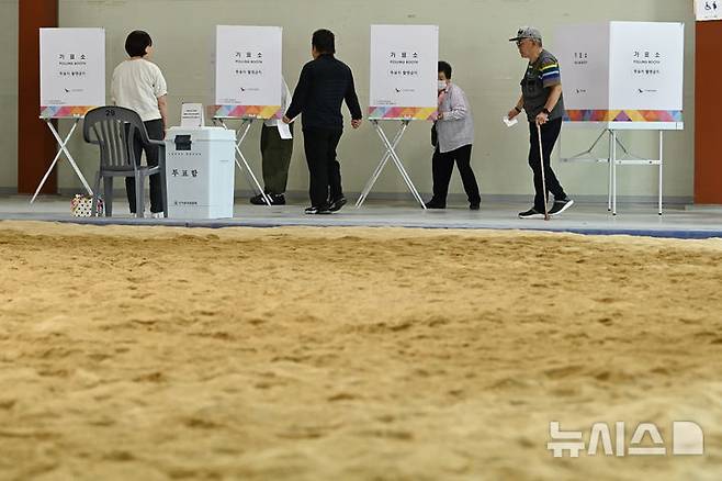 [성남=뉴시스] 김종택 기자 = 제21대 대통령선거일인 3일 경기 성남시 중원구 성남종합운동장 실내씨름장에 마련된 성남동 제2투표소에서 유권자들이 투표하고 있다. 2025.06.03. jtk@newsis.com