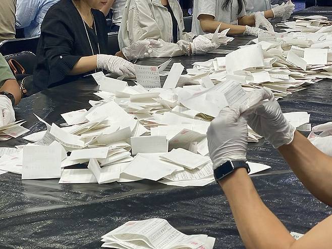 [대구=뉴시스] 정재익 기자 = 제21대 대통령 선거가 열린 3일 대구 북구 대구시민운동장에 마련된 개표소에서 개표사무원들이 투표용지를 분류하고 있다. 2025.06.03. jjikk@newsis.com *재판매 및 DB 금지