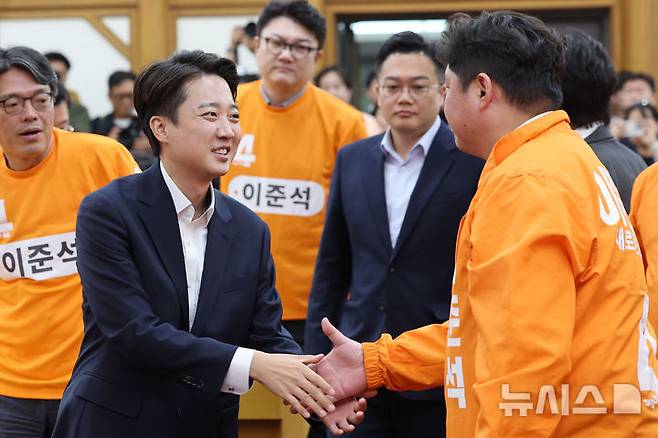 [서울=뉴시스] 권창회 기자 = 이준석 개혁신당 대선후보가 3일 서울 여의도 국회 의원회관에 마련된 제21대 대통령선거 개표상황실을 방문해 입장을 밝힌 뒤 당원들과 인사하고 있다. 2025.06.03. kch0523@newsis.com