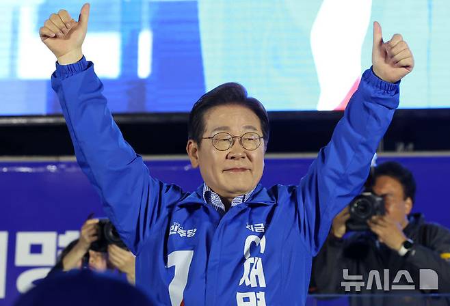 [서울=뉴시스] 조성우 기자 = 이재명 더불어민주당 대선후보가 2일 오후 서울 영등포구 여의도공원 문화의마당에서 열린 집중유세에서 지지를 호소하고 있다. 2025.06.02. xconfind@newsis.com