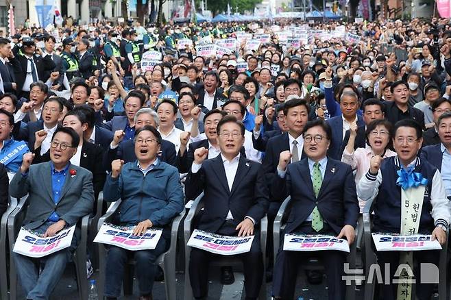 [광주=뉴시스] 이영주 기자 = 5·18 민주화운동 45주년을 하루 앞둔 17일 오후 광주 동구 금남로 일대에서 열린 전야행사가 열리고 있다. 왼쪽부터 박지원 의원, 강기정 광주시장, 이재명 더불어민주당 대선 후보, 우원식 국회의장, 김영록 전남도지사. leeyj2578@newsis.com