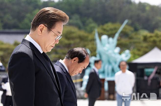 [광주=뉴시스] 조성우 기자 = 이재명 더불어민주당 대선 후보가 17일 오전 광주 북구 5·18 민주묘지를 찾아 참배하고 있다. (공동취재) 2025.05.17. photo@newsis.com