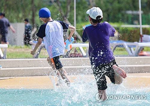 즐거운 물총놀이 [연합뉴스 제공]