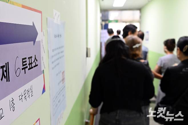 제21대 대통령선거 투표일인 3일 서울 영등포구의 한 투표소에서 유권자들이 투표를 위해 줄을 서 있다. 윤창원 기자