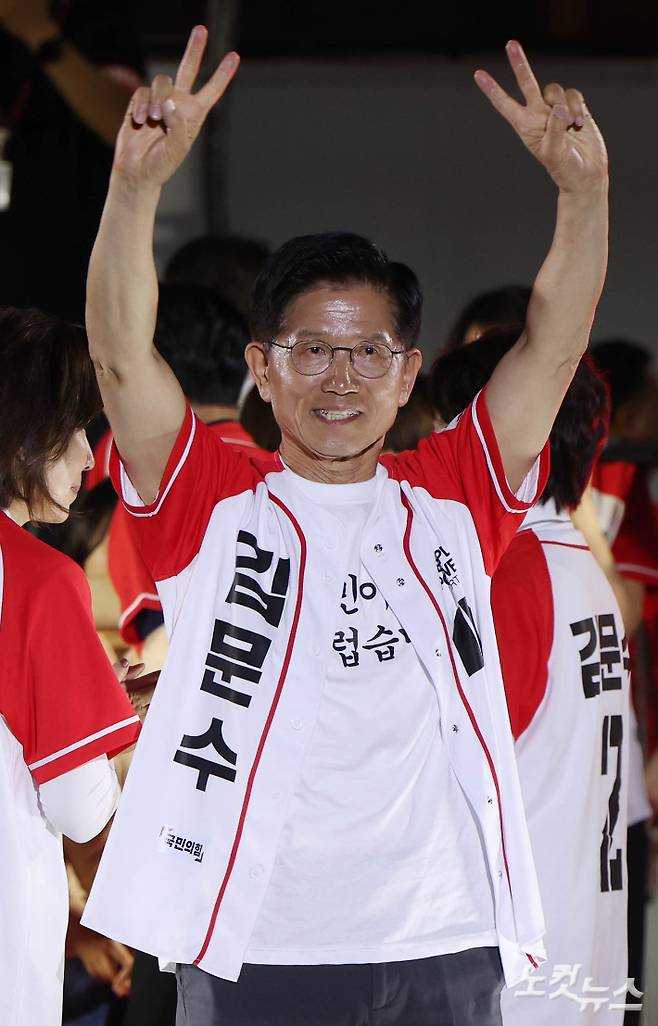 김문수 국민의힘 대선 후보가 2일 서울시청 광장에서 열린 "울려라 함성, 들어라 승리의 메아리" 피날레 유세에서 시민들에게 지지를 호소하고 있다. 윤창원 기자