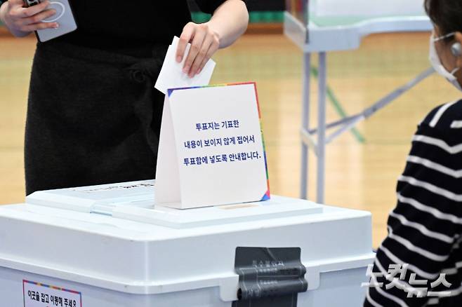 제21대 대통령선거 투표일인 3일 유권자들이 투표를 하고 있다. 윤창원 기자