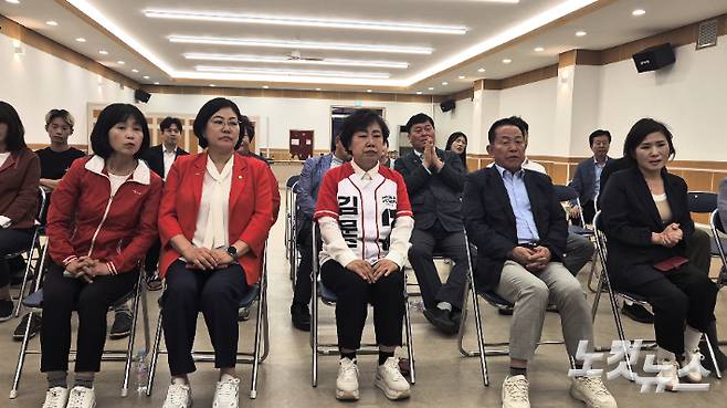 제21대 대통령 선거 투표가 종료되고 출구조사 결과가 발표된 3일 오후 8시 조배숙 국민의힘 전북도당위원장을 비롯한 관계자들은 이재명 후보가 51.7%로 예측된다는 결과에 소리 없이 화면을 지켜봤다. 심동훈 기자