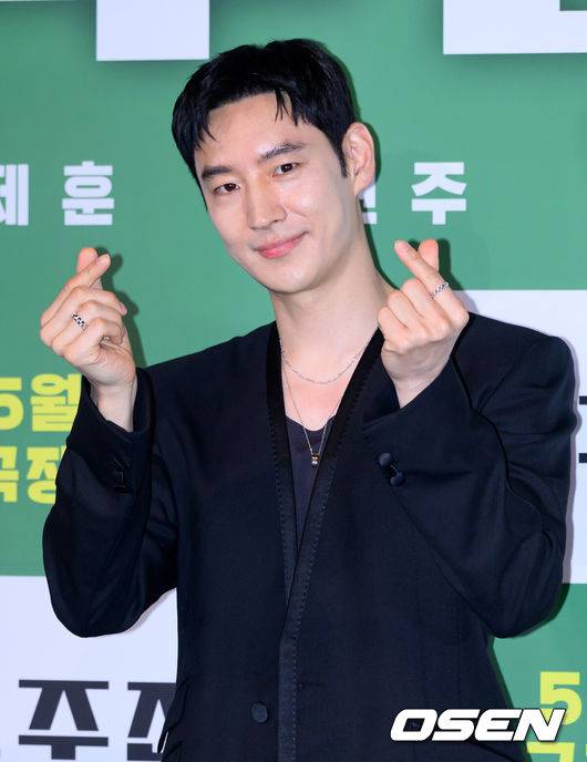 [OSEN=이대선 기자] 29일 오후 서울 CGV 용산아이파크몰에서 영화 '소주전쟁'(제공/배급 쇼박스, 제작 더 램프) 언론시사회가 열렸다.'소주전쟁'은 1997년 IMF 외환위기, 소주 회사가 곧 인생인 재무이사 종록과 오로지 성과만 추구하는 글로벌 투자사 직원 인범이 대한민국 국민 소주의 운명을 걸고 맞서는 이야기를 그린 영화다.배우 이제훈이 포토타임을 가지고 있다. 2025.05.29 /sunday@osen.co.kr