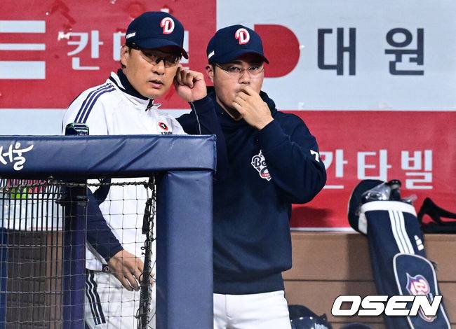 [OSEN=고척, 조은정 기자]31일 오후 서울 고척스카이돔에서 2025 신한 SOL Bank KBO리그 키움 히어로즈와 두산베어스의 경기가 열렸다.홈팀 키움은 로젠버그를, 방문팀 두산은 잭로그를 선발투수로 내세웠다.두산 이승엽 감독이 작전을 지시하고 있다. 2025.05.31 /cej@osen.co.kr