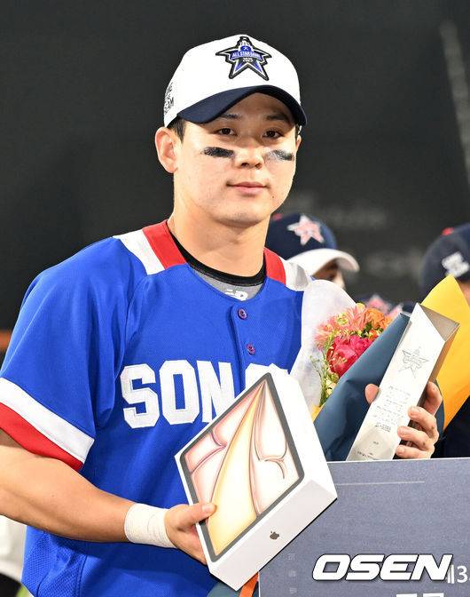 [OSEN=대전, 이대선 기자] 2일 오후 대전 한화생명볼파크에서 ‘제3회 한화이글스배 고교vs대학 올스타전’이 열렸다.올해로 3회째를 맞는 한화이글스배 고교vs대학 올스타전은 한화 구단과 KBSA가 공동으로 주최하는 이벤트 경기다.경기 종료 후 MVP를 차지한 대학팀 김동휘가 기념촬영을 하고 있다. 2025.06.02 /sunday@osen.co.kr