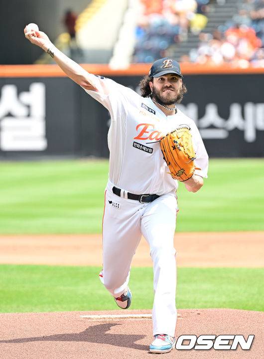 [OSEN=대전, 김성락 기자] 3일 오후 대전 한화생명볼파크에서 ‘2025 신한 SOL Bank KBO리그’ 한화 이글스와 KT 위즈의 경기가 열렸다.이날 홈팀 한화는 폰세, KT는 쿠에바스를 선발로 내세웠다.1회초 한화 선발 폰세가 마운드에 올라 힘차게 공을 뿌리고 있다. 2025.06.03 / ksl0919@osen.co.kr