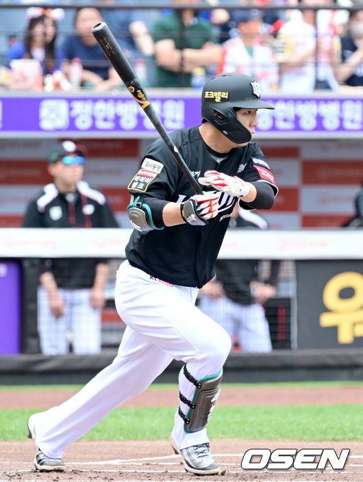 [OSEN=대전, 김성락 기자] 3일 오후 대전 한화생명볼파크에서 ‘2025 신한 SOL Bank KBO리그’ 한화 이글스와 KT 위즈의 경기가 열렸다.이날 홈팀 한화는 폰세, KT는 쿠에바스를 선발로 내세웠다.1회초 1사 KT 이정훈이 2루수 땅볼을 치고 있다. 주자 1루 아웃. 2025.06.03 / ksl0919@osen.co.kr