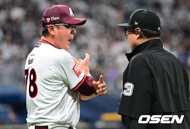 [OSEN=고척, 조은정 기자]31일 오후 서울 고척스카이돔에서 2025 신한 SOL Bank KBO리그 키움 히어로즈와 두산베어스의 경기가 열렸다.홈팀 키움은 로젠버그를, 방문팀 두산은 잭로그를 선발투수로 내세웠다.8회초 1사 키움 홍원기 감독이 두산 임종성 타석 때 배트가 돌지 않았다는 판정에 강하게 어필한 후 퇴장 당했다. 2025.05.31 /cej@osen.co.kr