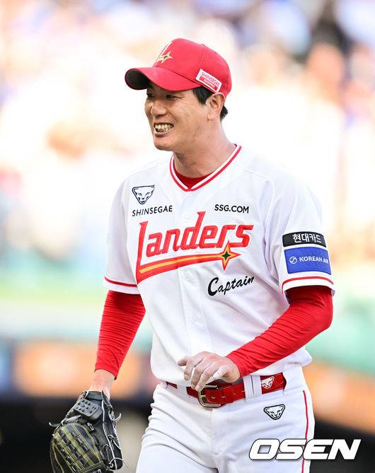 [OSEN=인천, 박준형 기자] 3일 오후 인천 SSG랜더스필드에서 ‘2025 신한 SOL BANK KBO리그’ SSG 랜더스와 삼성 라이온즈의 경기가 진행됐다.이날 경기에서 SSG는 김광현을, 삼성은 후라도를 선발투수로 내세웠다.5회초 이닝종료 후 SSG 김광현이 미소 지으며 더그아웃으로 들어가고 있다.   2025.06.03   / soul1014@osen.co.kr