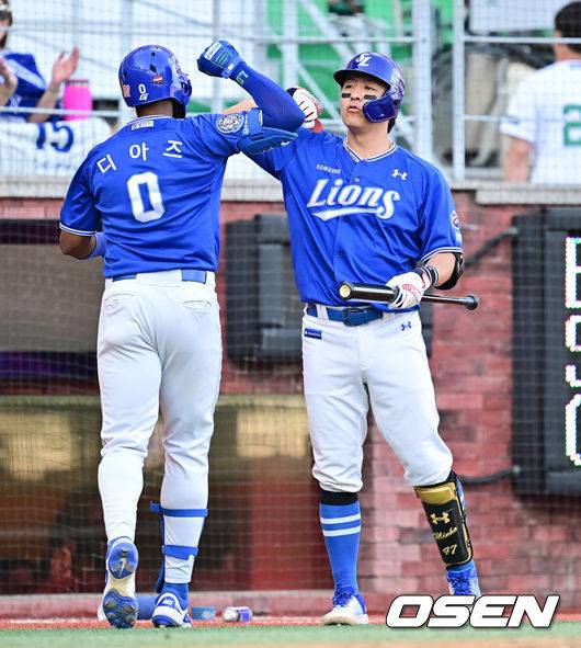 [OSEN=인천, 박준형 기자] 3일 오후 인천 SSG랜더스필드에서 ‘2025 신한 SOL BANK KBO리그’ SSG 랜더스와 삼성 라이온즈의 경기가 진행됐다.이날 경기에서 SSG는 김광현을, 삼성은 후라도를 선발투수로 내세웠다.6회초 1사 2루 삼성 디아즈가 2점 홈런을 날리고 강민호와 하이파이브를 하고 있다.   2025.06.03   / soul1014@osen.co.kr