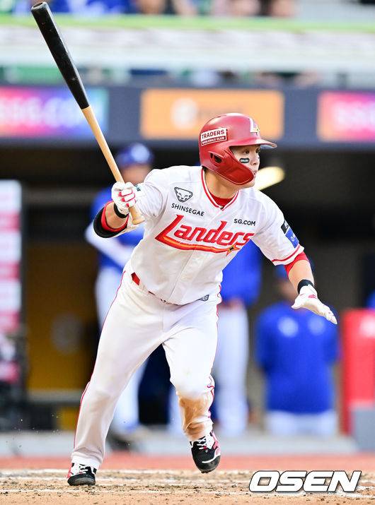 [OSEN=인천, 박준형 기자] 3일 오후 인천 SSG랜더스필드에서 ‘2025 신한 SOL BANK KBO리그’ SSG 랜더스와 삼성 라이온즈의 경기가 진행됐다.이날 경기에서 SSG는 김광현을, 삼성은 후라도를 선발투수로 내세웠다.6회말 무사 1,3루 SSG 정준재가 내야땅볼을 날리고 있다.   2025.06.03   / soul1014@osen.co.kr