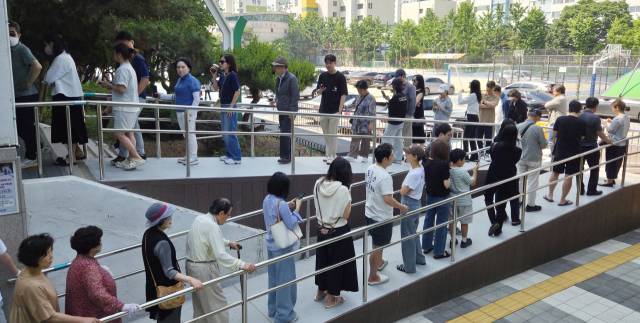 ▲제21대 대통령선거일인 3일 서울 영등포구 여의도중학교에 마련된 여의도제4투표소에서 시민들이 투표를 위해 줄 서 있다. ⓒ연합뉴스