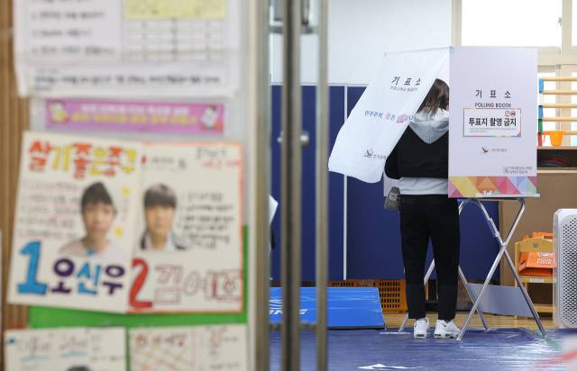 ▲제21대 대통령 선거일인 3일 대구 중구 동덕초등학교 1층 드라마실에 마련된 삼덕동 제2투표소에서 유권자들이 소중한 한표를 행사하고 있다. ⓒ연합뉴스