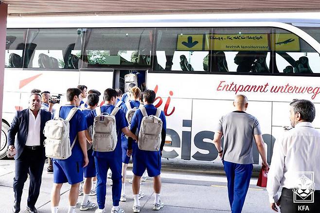 숙소로 이동하는 버스에 오르는 선수들