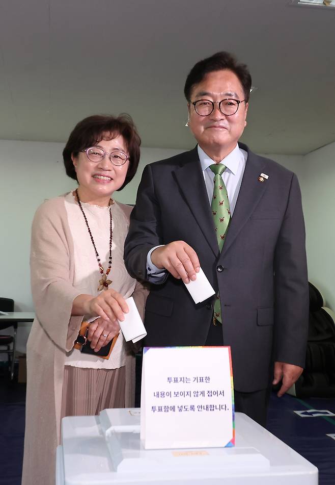 우원식 국회 의장 내외가 3일 서울 노원구 한청경로당에 마련된 하계1동 제4투표소에서 투표를 하고 있다.뉴시스