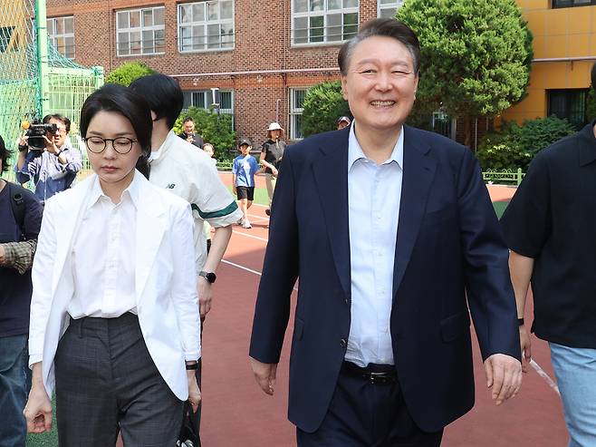 제 21대 대통령 선거일인 3일 오전 윤석열 전 대통령과 김건희 여사가 서울 서초구 원명초등학교에 마련된 서초4동 제3투표소에서 투표를 마치고 나가며 기자들의 질문에 웃으며 이동하고 있다. 이제원 선임기자