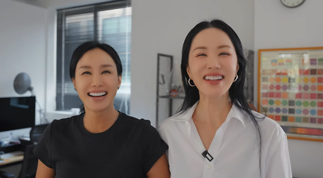 가수 겸 배우 엄정화가 자신과 똑 닮은 여동생을 공개했다. 유튜브 채널 ‘Umaizing 엄정화TV’ 캡처