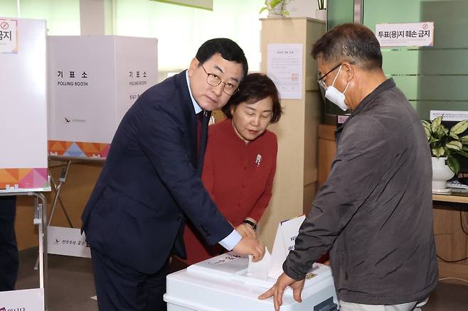 주낙영 경주시장이 3일 오전 경주시 용강동 행정복지센터에 마련된 투표소에서 배우자 김은미 여사와 함께 투표에 참여하고 있다. 경주시 제공
