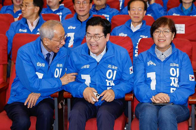 더불어민주당 윤여준(왼쪽), 박찬대 상임총괄선대위원장(가운데), 정은경 총괄선대위원장이 3일 서울 여의도 국회의원 회관 개표상황실에서 제21대 대통령선거 개표방송을 기다리며 대화하고 있다. 뉴시스