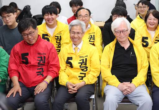 민주노동당 권영국 대선 후보가 3일 서울 구로구 민주노동당사에 마련된 선거캠프에서 21대 대통령 선거 출구조사 결과를 보며 미소 짓고 있다. 뉴시스