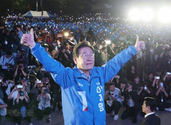 마지막 유세서 ‘엄지척’ - 이재명 더불어민주당 대선 후보가 2일 서울 영등포구 여의도공원에서 마지막 유세를 펼치며 양손으로 기호 1번을 상징하는 ‘엄지척’ 포즈를 취하고 있다. 홍윤기 기자