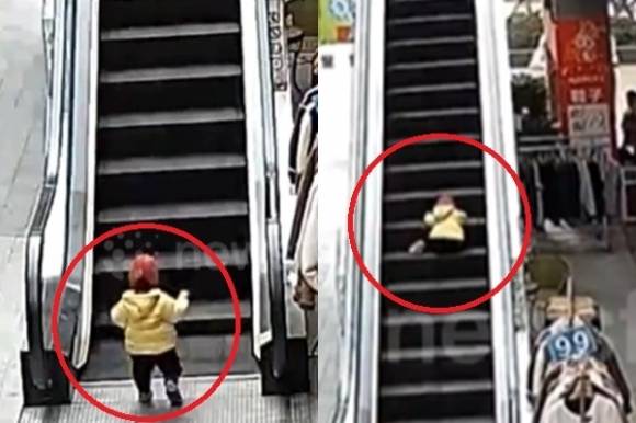 중국의 쇼핑몰에서 어린 아이가 부모에게서 떨어져 혼자 에스컬레이터를 타고 올라갔다 에스컬레이터 사이에 손가락이 끼이는 사고가 발생했다. 베트남 매체 docnhanh 캡처