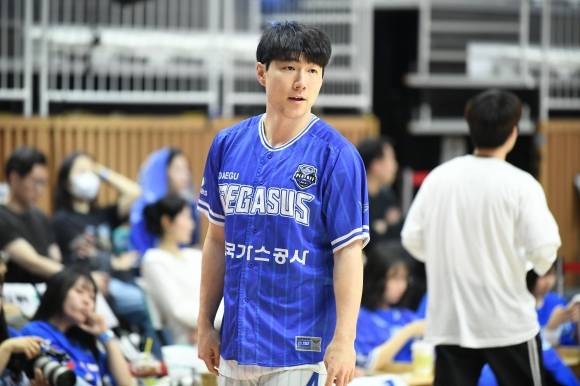 대구 한국가스공사 소속 김낙현이 4월 20일 수원 케이티아레나에서 열린 2024~25 프로농구 6강 플레이오프 5차전 수원 kt와의 원정 경기를 앞두고 몸을 풀고 있다. KBL 제공