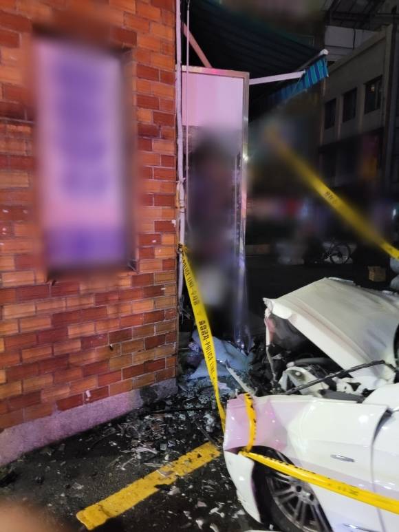 지난 1일 오후 11시 24분쯤 부산 동구에서 승용차가 건물 외벽을 들이받았다. 이 사고로 운전자와 동승자 2명이 숨졌다. 부산 동부경찰서 제공