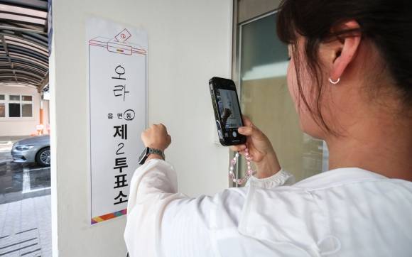 ‘나도 투표 참여 인증’ - 제21대 대통령선거일인 3일 오전 제주시 오라초등학교에 마련된 오라동 제2투표소에서 투표를 마친 유권자가 인증사진을 찍고 있다. 뉴시스