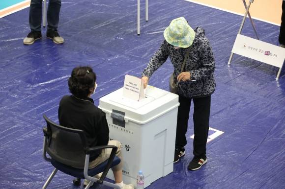 제21대 대통령 선거일인 3일 대구 수성구 대구여고 체육관에 마련된 범어1동 제2투표소에서 투표가 이뤄지고 있다. 2025.6.3. 연합뉴스