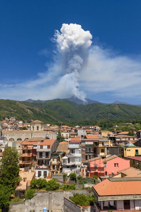 이탈리아 에트나 화산에서 연기가 피어오르고 있다. 2025.6.3 AP 연합뉴스