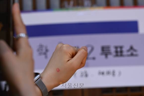 제21대 대통령선거일인 3일 오전 서울 종로구 혜화동주민센터에 마련된 투표소를 찾은 시민이 투표 인증샷을 찍고 있다. 2025.6.3. 도준석 전문기자