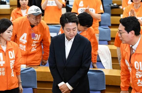 이준석 개혁신당 대선 후보가 3일 국회 의원회관에 마련된 당 개표상황실에서 방송 3사 출구조사 발표 관련 소감을 밝힌 뒤 퇴장하고 있다. 2025.6.3 홍윤기 기자