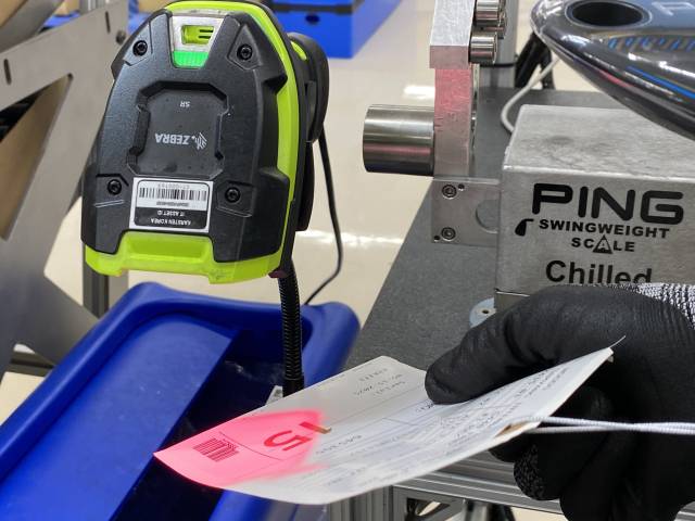 모든 작업에 앞서 바코드부터 찍는다. 조립 공정은 바코드 스캔으로 시작해 바코드 스캔으로 끝난다.