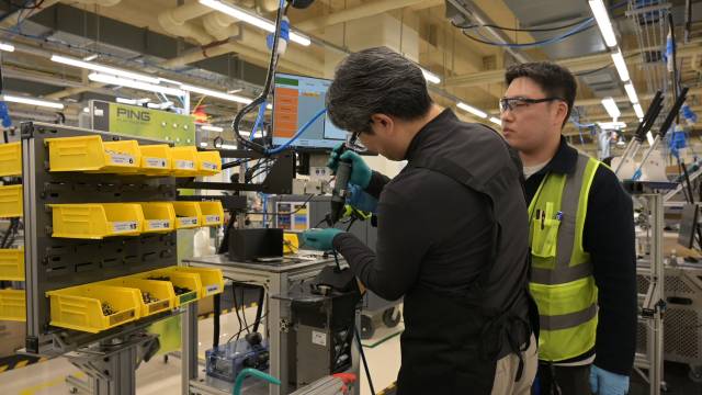 헤드에 무게추를 결합하는 공정.