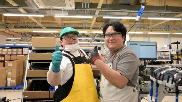 칼스텐 코리아의 열정 가득한 젊은 숙련공들은 유쾌한 분위기 속에서 일한다.