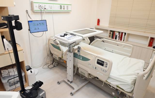 서울 강북구 국립재활원 내 4차 스마트돌봄스페이스 침대 옆에 로봇 팔이 놓여 있다. 이 팔은 바닥까지 닿아서 물건을 집어 전달해 주다. 오승현 기자