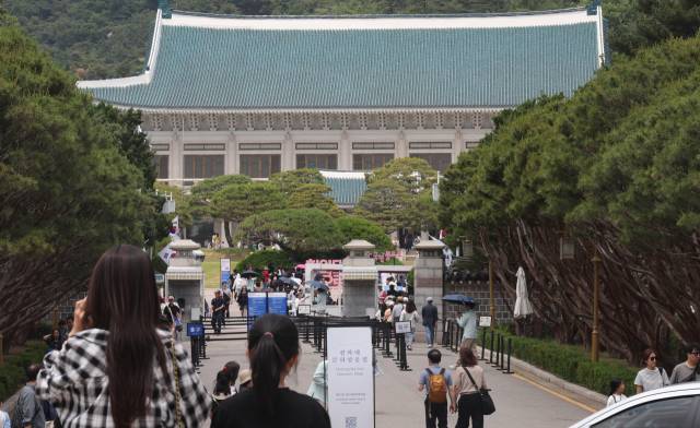 대통령 선거일인 3일 청와대가 관람객으로 붐비고 있다. 연합뉴스