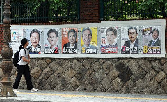 한 시민이 6‧3대선에 출마한 후보들의 포스터를 바라보고 있다. 동아DB