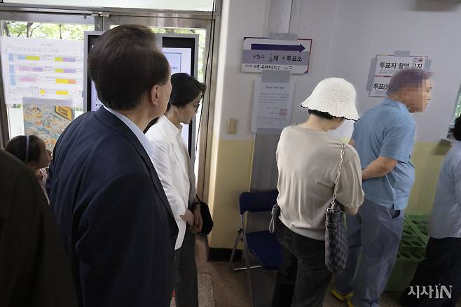 윤석열과 김건희씨가 제21대 대통령 선거일인 6월3일 오전 서울 서초구 원명초등학교에 마련된 서초4동 제3투표소에서 투표를 하기 위해 대기하고 있다. ⓒ시사IN 이명익