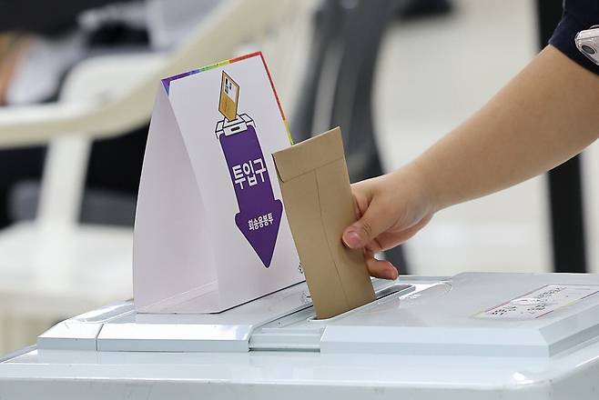 제21대 대통령선거&nbsp;사전투표 이틀째인 5월30일 인천 부평구청에 마련된 투표소에서 한 유권자가 투표하고 있다. ⓒ연합뉴스