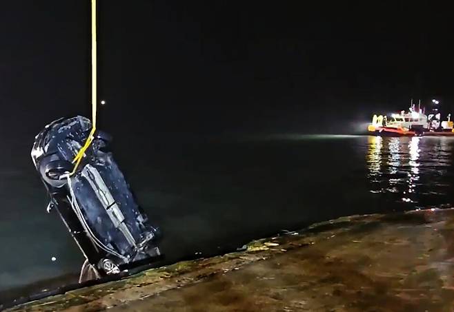 6월2일 전남 진도군 임회면 진도항 인근 해상으로 빠진 일가족 탑승 차량이 인양되고 있다. ⓒ 목포해양경찰서 제공