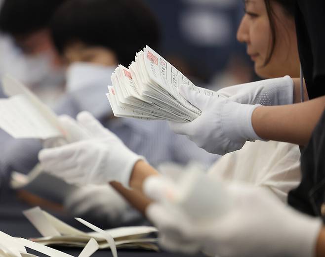 제21대 대통령 선거일인 3일 서울 광진구 세종대학교 컨벤션센터에 설치된&nbsp;개표소에서&nbsp;개표사무원들이 표를 분류하고 있다. ⓒ연합뉴스